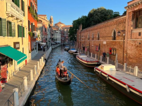 Exclusive Venice Retreat - Jacuzzi, Pool Table & Chic Design